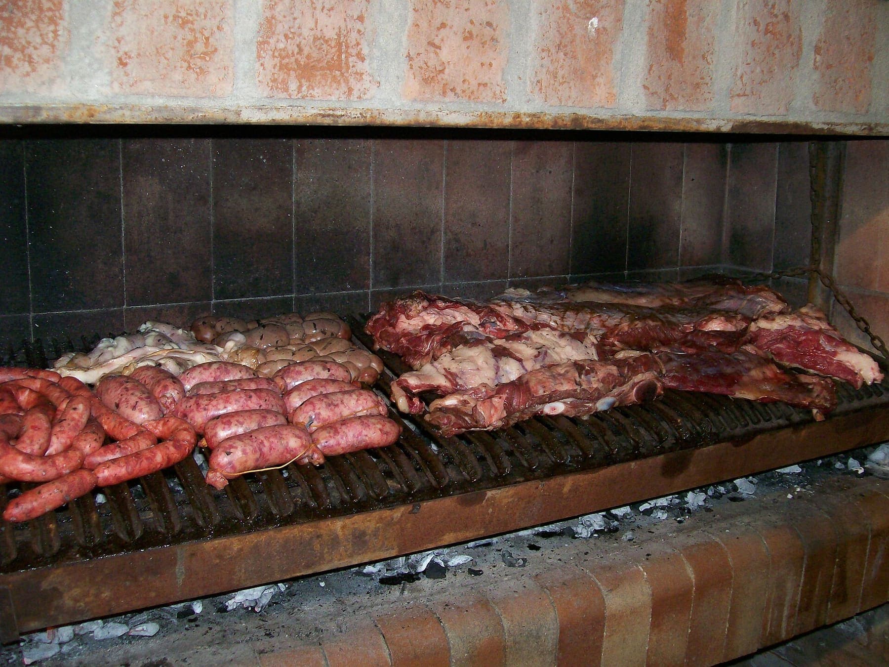 Asado argentino a la parrilla con chorizos