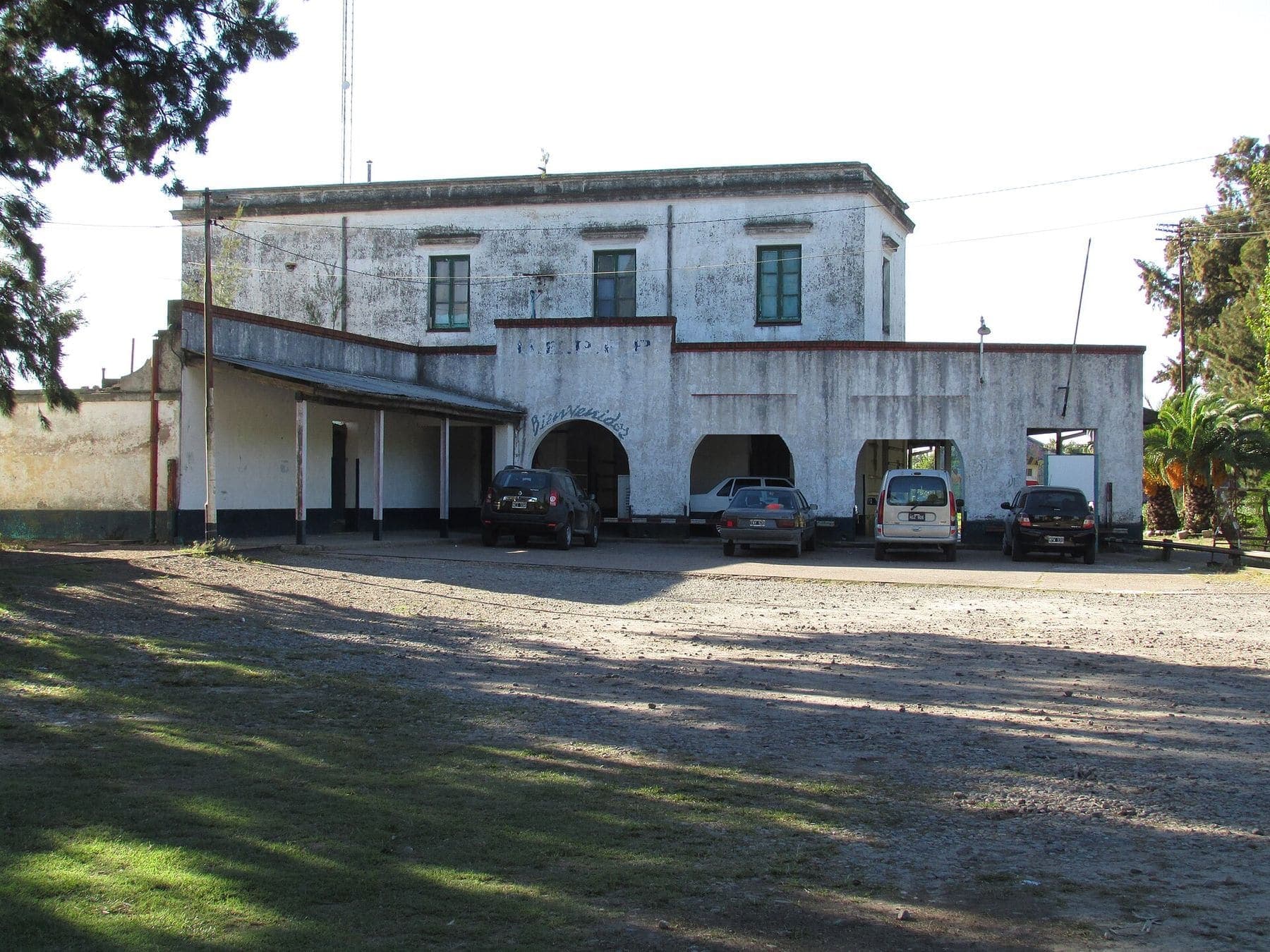 Predio con autos estacionados