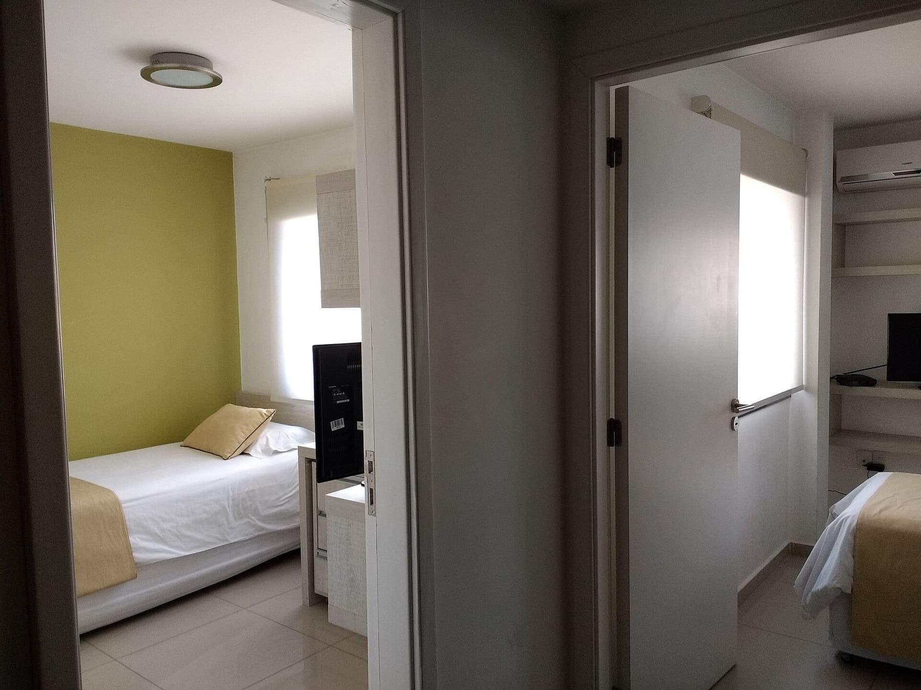 Habitación de hotel con cama tendida