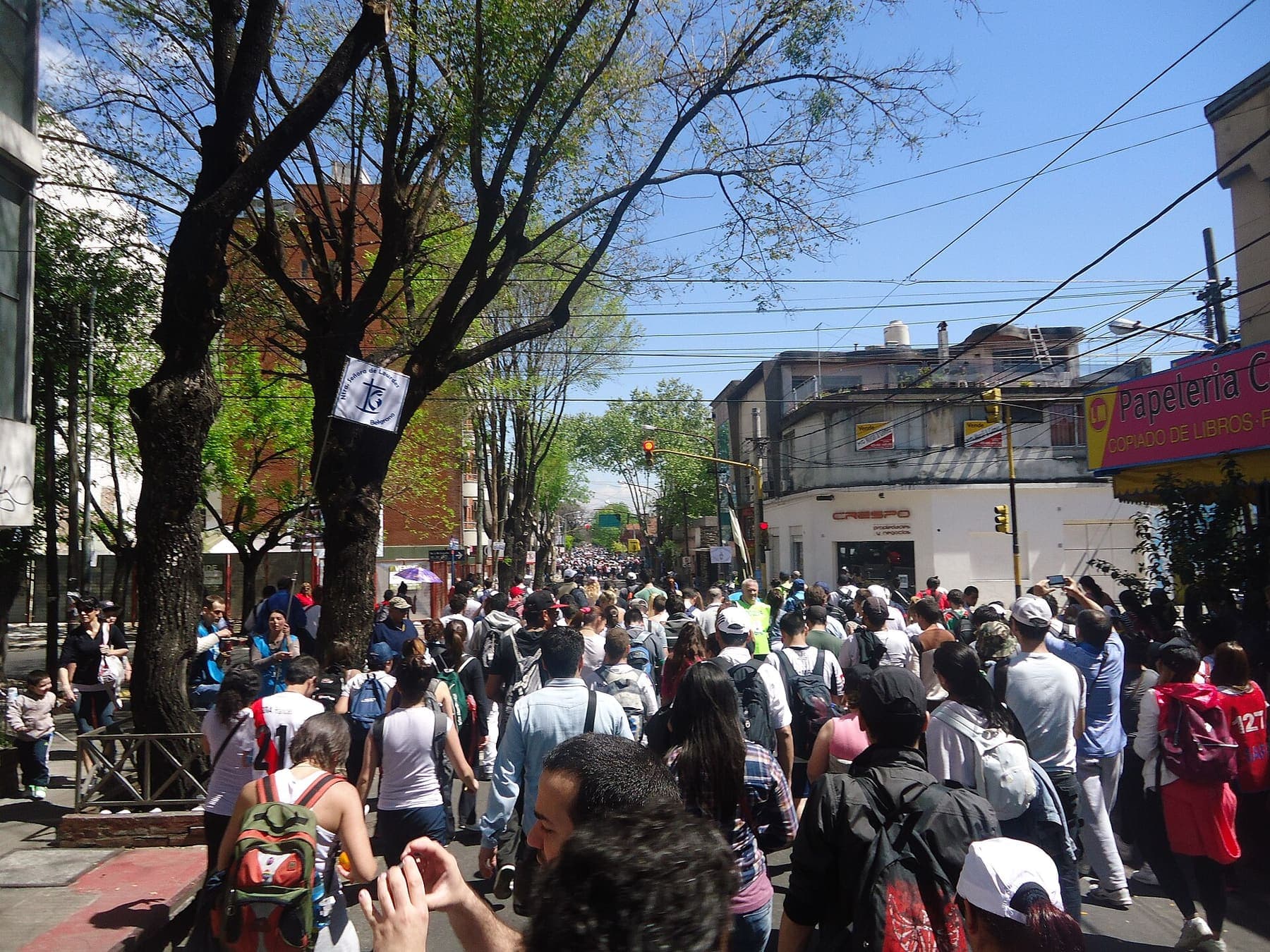 Peregrinos caminhando por uma rua de Luján