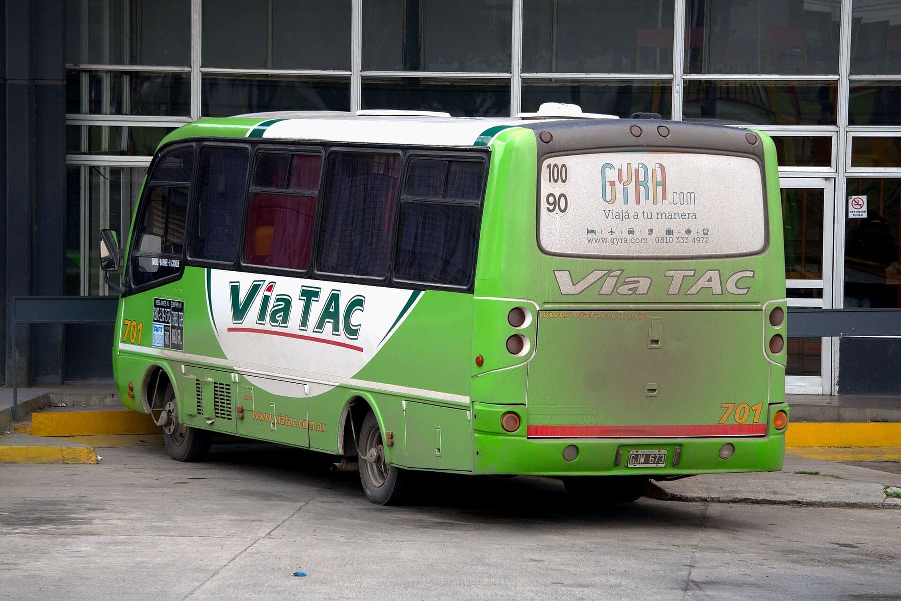 Minibús estacionado en una terminal